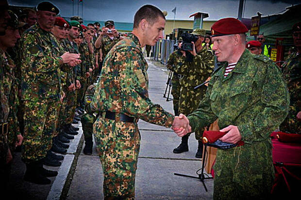 Русские над. Русский спецназ смеется. Запад смеётся над русскими, что мы одеваем меха.