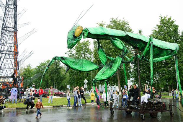 Уличный театр Sarruga, шоу Insects, 2014 год