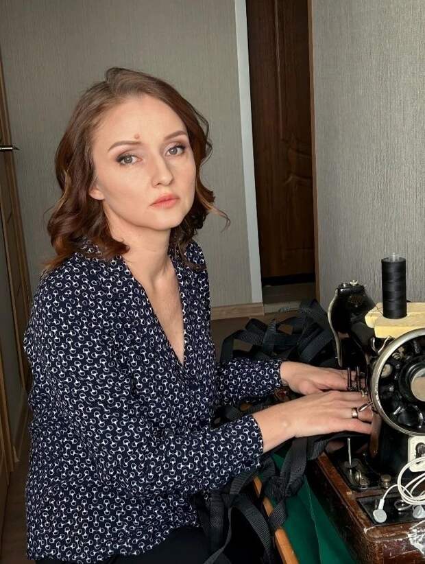 «Нужно жить нужным»: Екатерина Воронина, начав делать носилки для наших бойцов, в итоге возглавила команду волонтеров, которые шьют невообразимое количество крайне необходимых в зоне СВО вещей