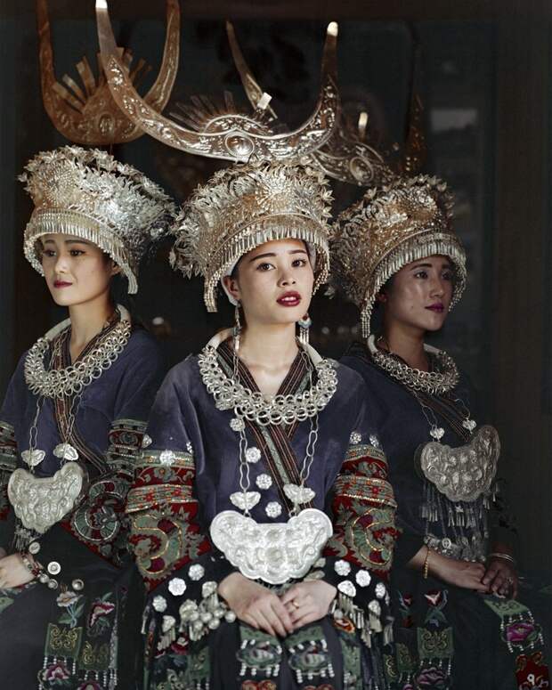 В южно-китайской провинции Гуйян имеется небольшое количество исключительно отдаленных и традиционных деревень народности Мяо женщины, красота, невероятное, традиционный костюм, украшения, фото