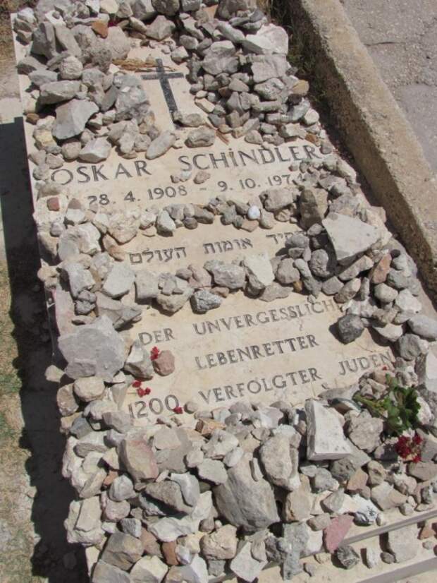 На иудейские могилы принято класть камни в знак памяти, на могиле Шиндлера всегда много камней