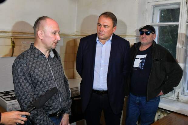 Депутат ГД Петр Толстой на встрече с жителями пообещал помочь решить проблему / Фото: Денис Афанасьев