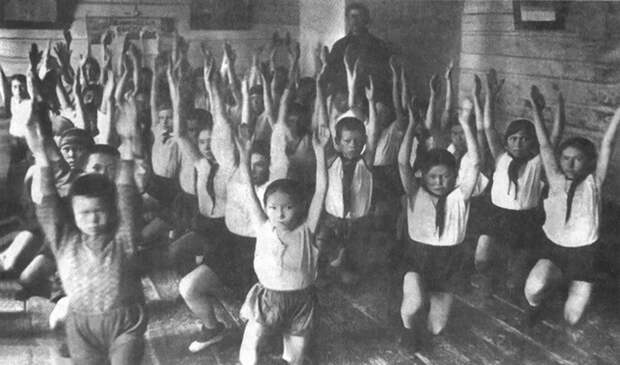 Ученики Казымской школы-интерната на уроке физкультуры, 1935 год
