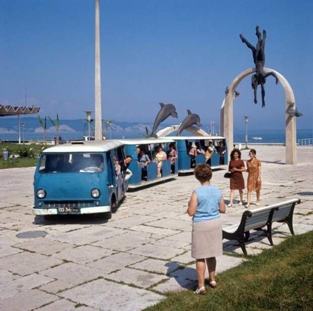 Автопоезд, курсирующий между пляжем и пансионатами, Пицунда, 1973 год. СССР, детство, ностальгия, подборка