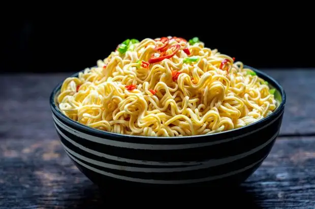 Врач Гинзбург предупредил об опасности лапши быстрого приготовления