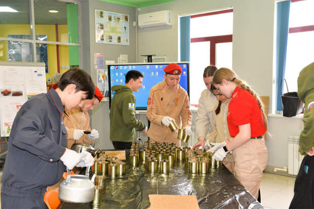 Представители команды «Профсоюз Zа Наших» провели мастер-класс по изготовлению окопных свечей на Сахалине