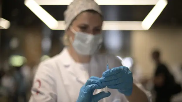 Гинцбург заявил, что вакцинация от коронавируса не может стать платной