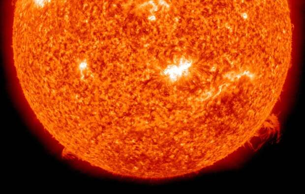 На Солнце произошло восемь сильных вспышек