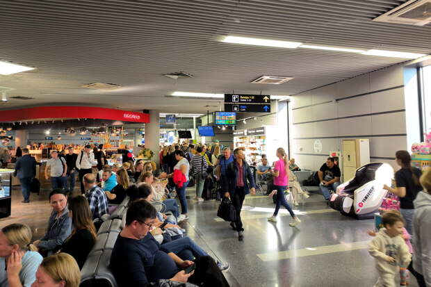 День просидели в аэропорту: в Сочи задержали вылет в Стамбул на 14 часов