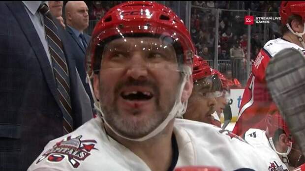 Овечкин получил травму и потерял зуб в матче НХЛ против "Чикаго"