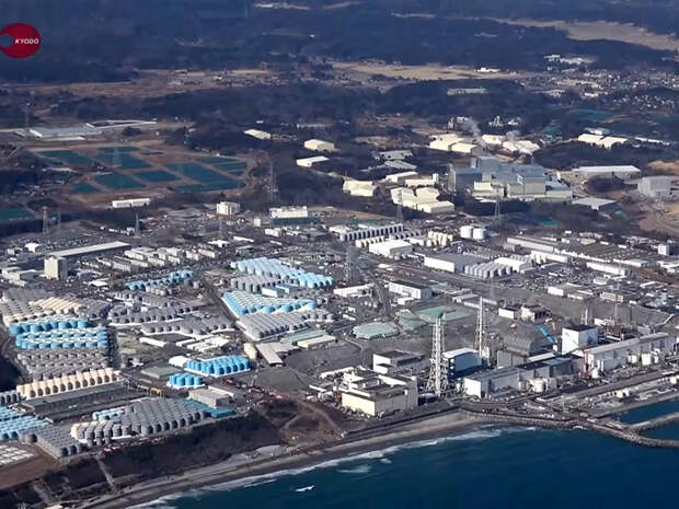 Правительство Японии официально разрешило слить в океан массив воды с аварийной атомной электростанции "Фукусима-1", который, по словам руководства страны, очищен от радиоактивных веществ