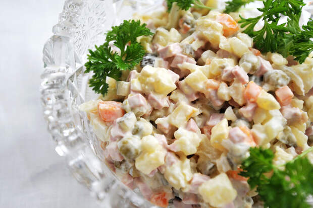 Врач Кашух: оставленные в комнате новогодние салаты следует выбрасывать