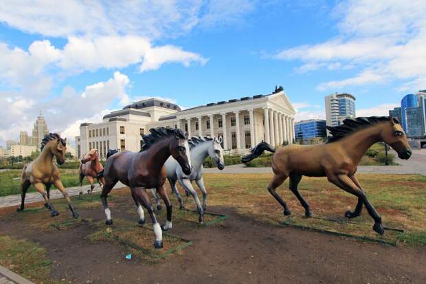 Уличная инсталляция бегущих лошадей - красиво! 