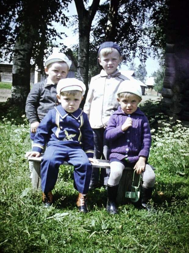 Неброско, но с достоинством: как одевали детей в СССР