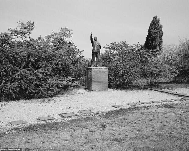 А этот Ленин попал в парк "Мементо" с проходной металлургического завода в Будапеште