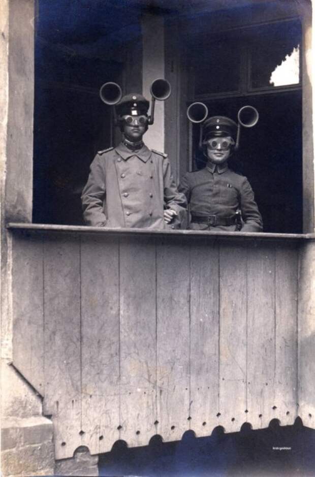 Эти устройства времён Первой мировой войны назывались звукоуловителями и предназначались для определения по звуку, с какой стороны появится противник.