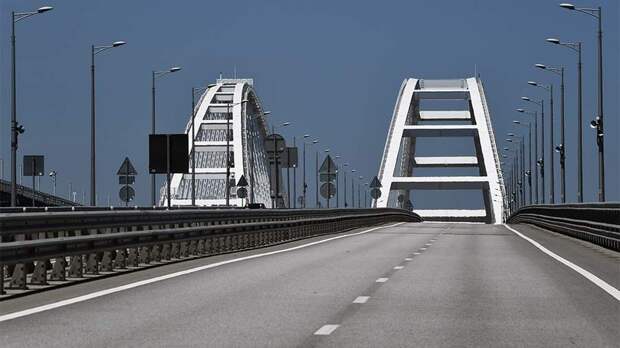 Движение транспорта на Крымском мосту временно приостановлено