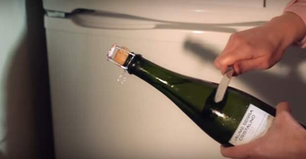 Открываете бутылку шампанским пробка