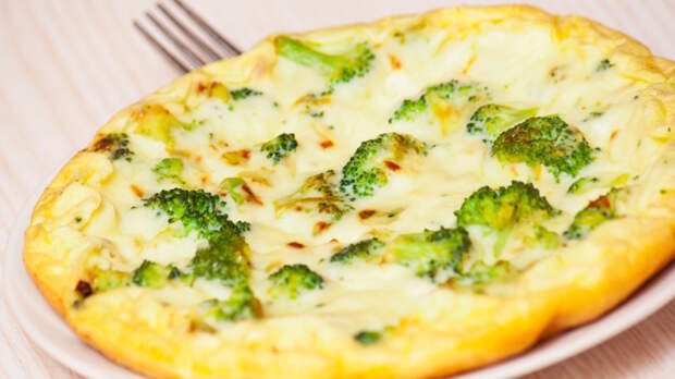 Белковый омлет с брокколи и сыром