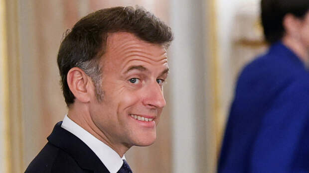 Как в аниме: Макрон грубо нарушил протокол, приветствуя премьер-министра Японии