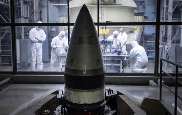 СВР объяснила, почему Лондон и Париж решили передать ядерное оружие Киеву