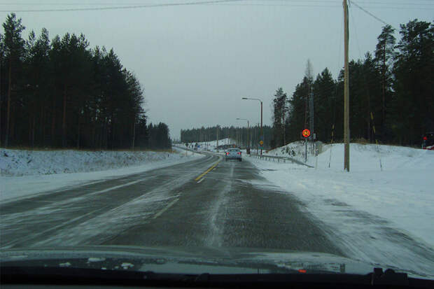 Почему в Скандинавии почти не сыпят реагенты на дорогу, и как там борются со льдом?