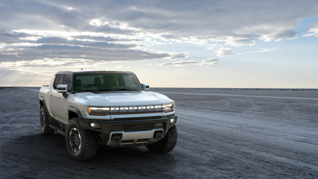 GMC Hummer EV показал себя как 1000-сильный, 350-мильный, быстро заряжающийся ЗВЕРЬ!