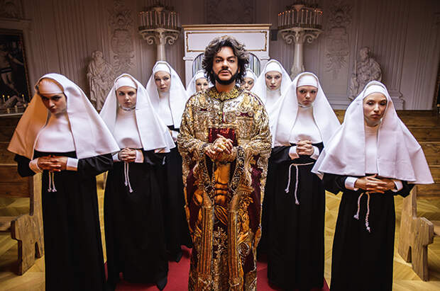 Монашки, танцы, игристое: 10 новых клипов ко Дню святого Валентина от Киркорова, Седоковой и других звезд