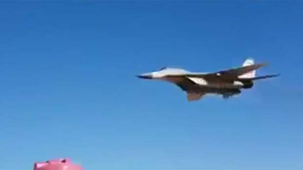 Видео: МиГ-29 пролетел на предельно низкой высоте
