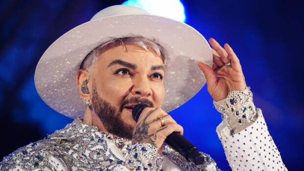 «Живет по закону»: пресс-секретарь Киркорова о его штрафе за курение в аэропорту