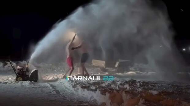 Жители Топчихи охладились снегом из снегоуборочной техники после бани. Видео