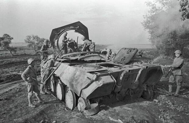 Советские воины у разбитой «Пантеры». /Фото: fs3.fotoload.ru
