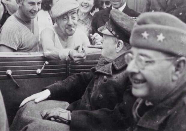 Благодарный француз даёт прикурить Уинстону Черчиллю. Франция, Шербур, 1944 год.