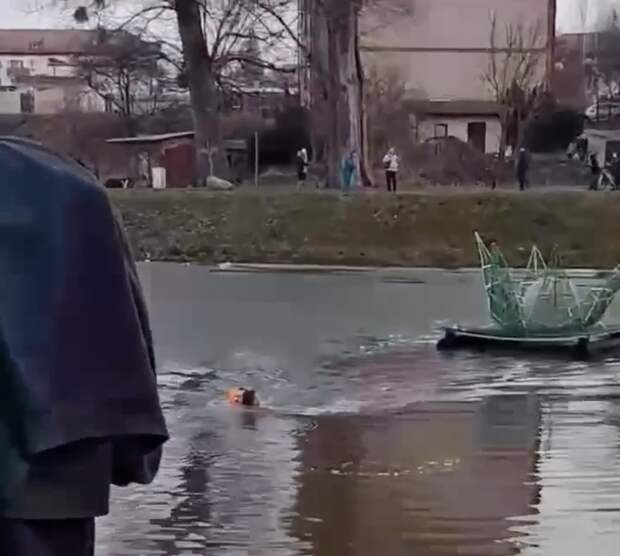В Калининградской области мужчина спас ребенка, провалившегося под лед