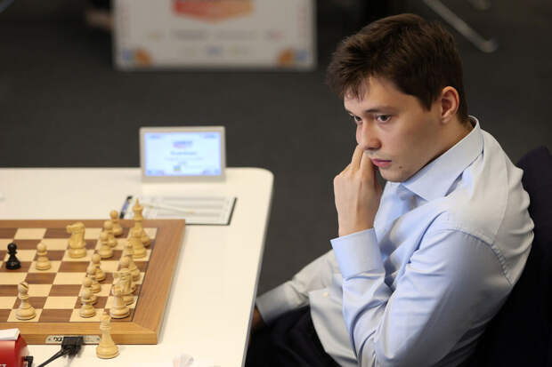 Россиянин Есипенко сыграл вничью с американцем Накамурой на Турнире претендентов