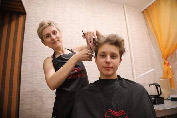 Сначала Дина занялась парикмахерским искусством в качестве хобби / Фото: Артур Новосильцев