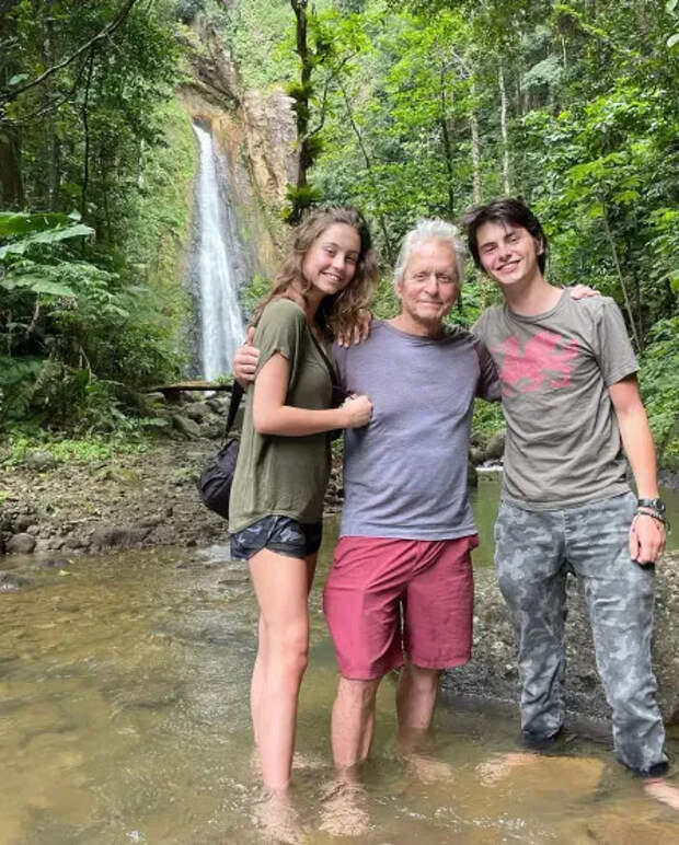 Дилан Дуглас с отцом и сестрой Кэрис