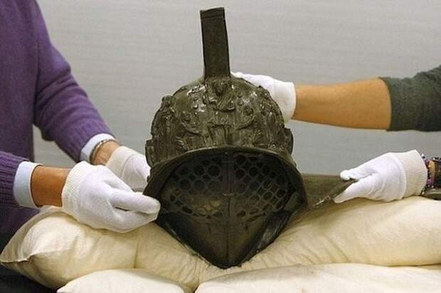 На развалинах Помпеи обнаружен шлем гладиатора, возраст находки около 2000 лет настроение, подборка, это интересно