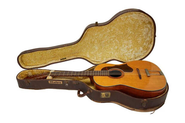 Акционный дом Julien&apos;s Auctions продал гитару Джона Леннона за $2,85 млн