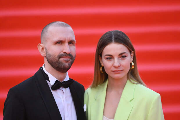 Актер Иван Добронравов признался, что не умеет выбирать подарки на 14 февраля