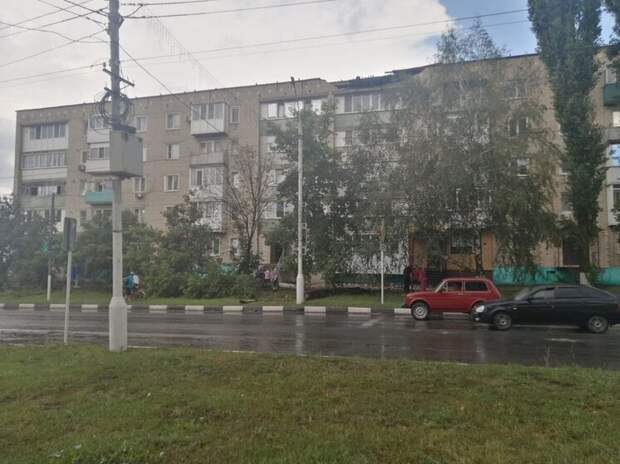 В Калининске в крышу пятиэтажного дома ударила молния