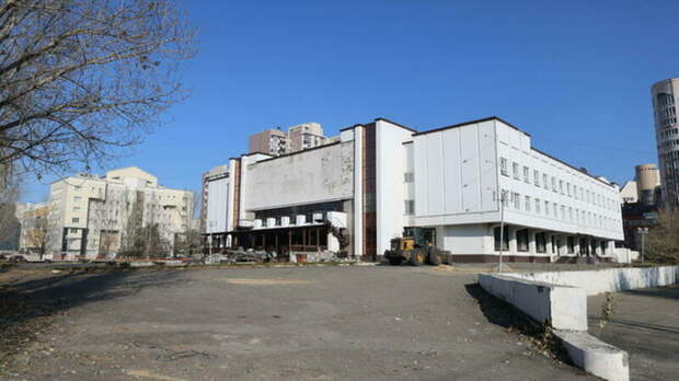 В Барнауле начали подготовку к сносу здания бывшего "Колизея"