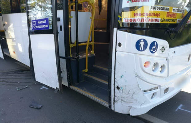 Легковушка врезалась в автобус в Крыму: пострадали два человека