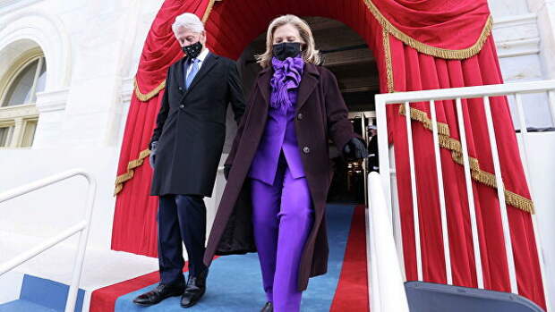 Бывший президент США Билл Клинтон и его жена Хиллари Клинтон перед инаугурацией Джо Байдена