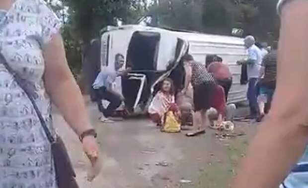Видео с места ДТП в Абхазии, где перевернулся автобус с туристами