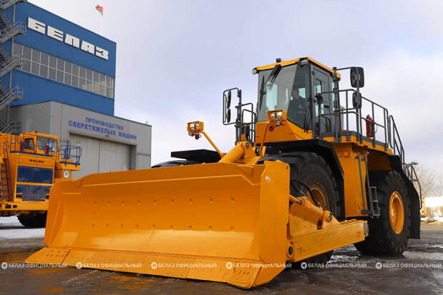 БелАЗ представил 50‑тонный бульдозер с 550 л.с., баком на 715 л и скоростью до 35 км/ч