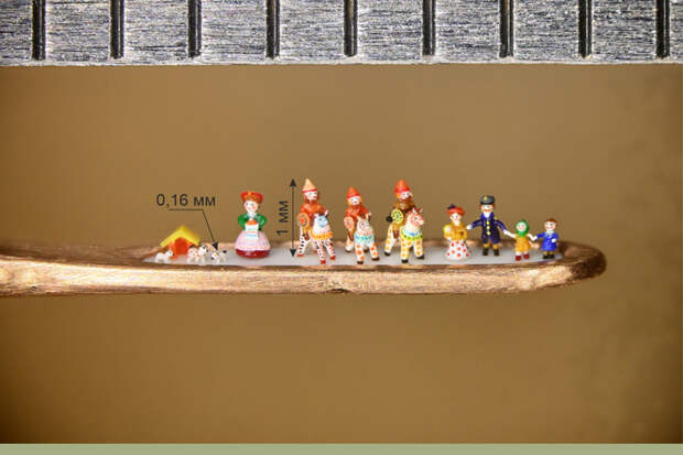 Сибирский Левша поместил трех богатырей и трех собак в игольное ушко