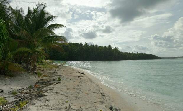 Белоснежный пляж одного из атоллов Тувалу