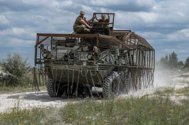 Минобороны сообщило об уничтожении в зоне СВО американского БТР Stryker