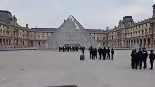 Ограбление Лувра в Париже / Фото: Baza